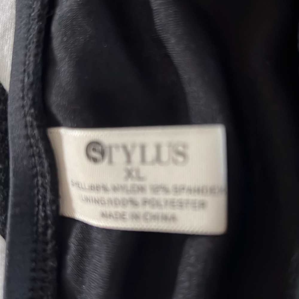 Venus size 12 tankini, with skirted bottom. Included extra black bottom - Picture 9 of 9